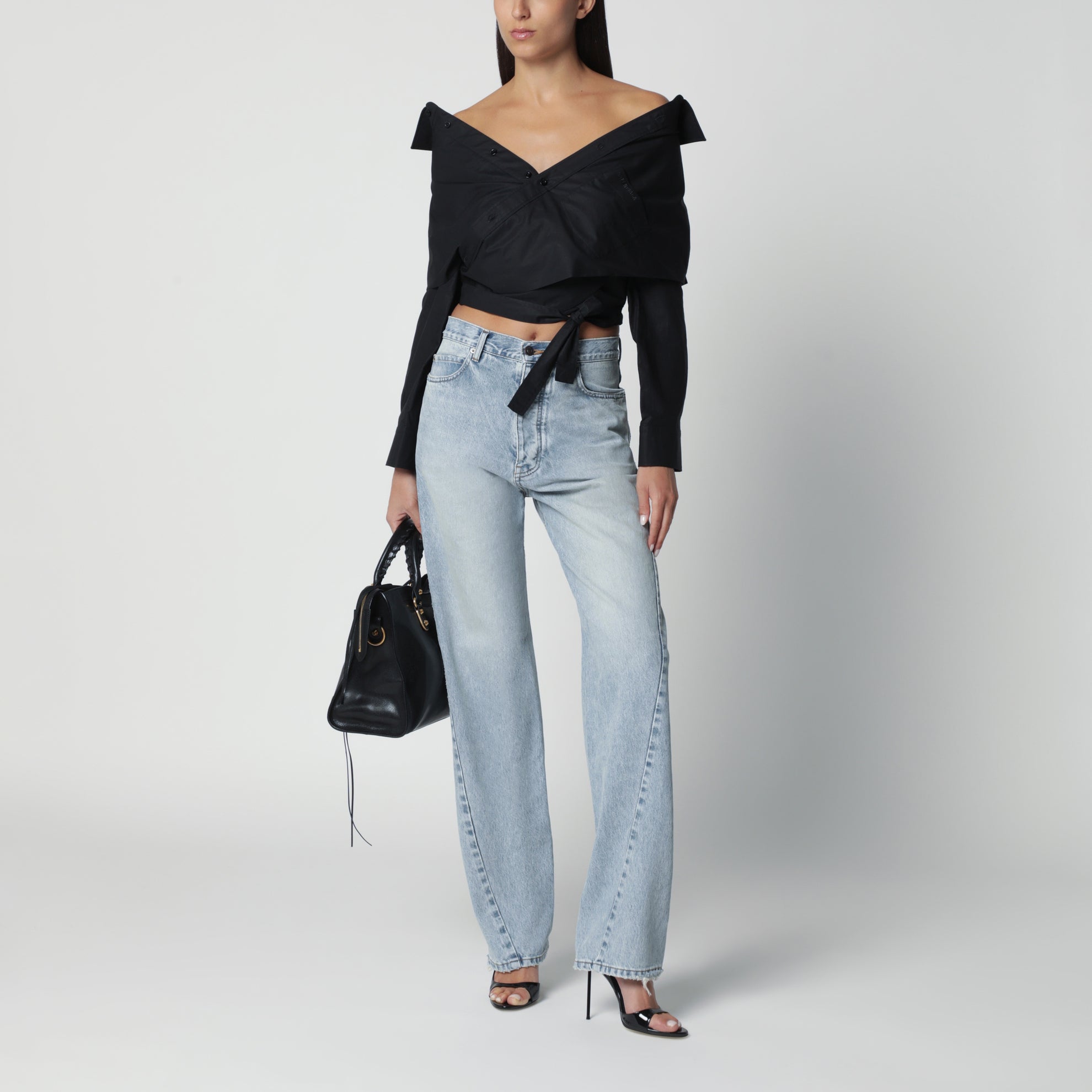 Jeans aus hellblau ausgewaschenem Denim mit gedrehten Nähten