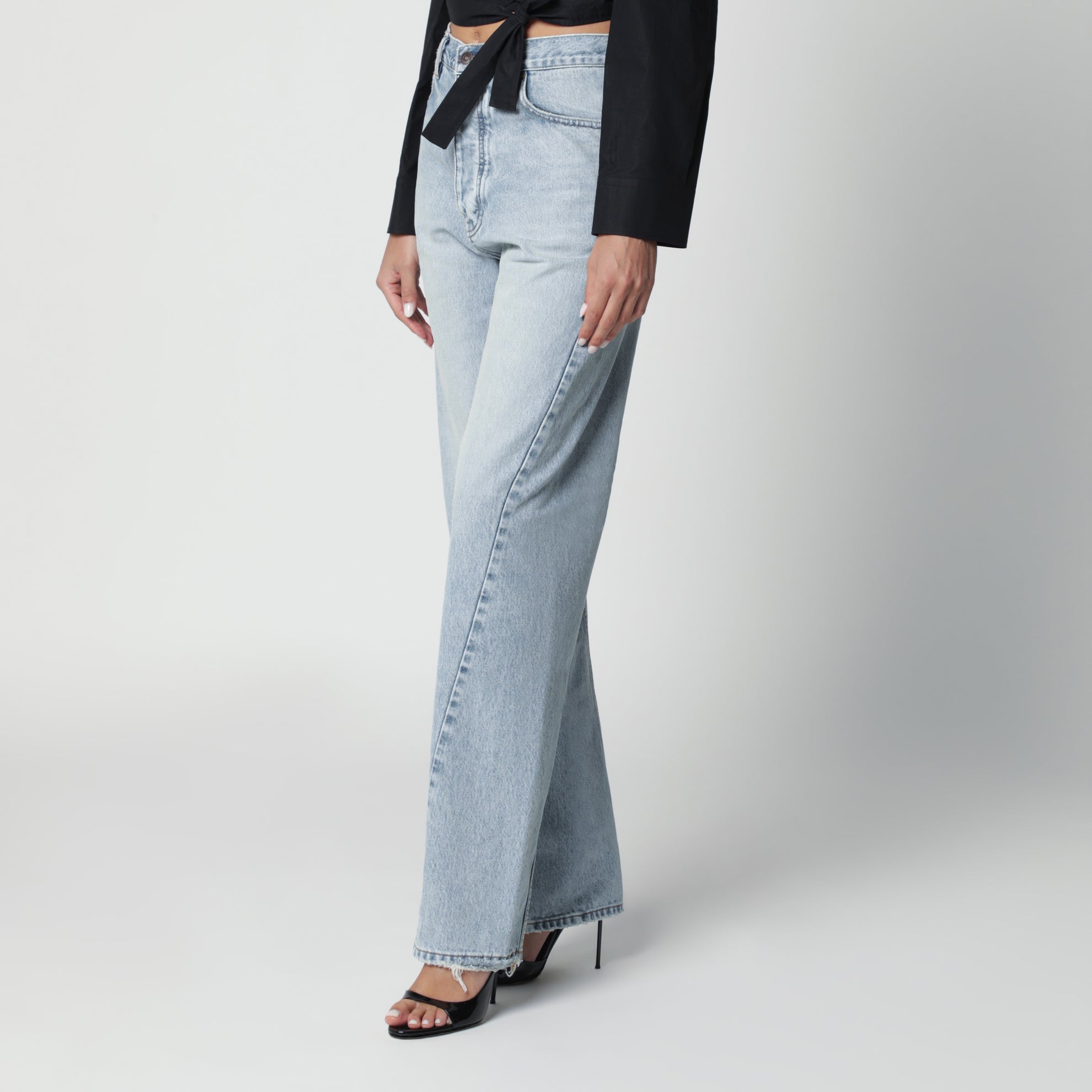 Jeans aus hellblau ausgewaschenem Denim mit gedrehten Nähten