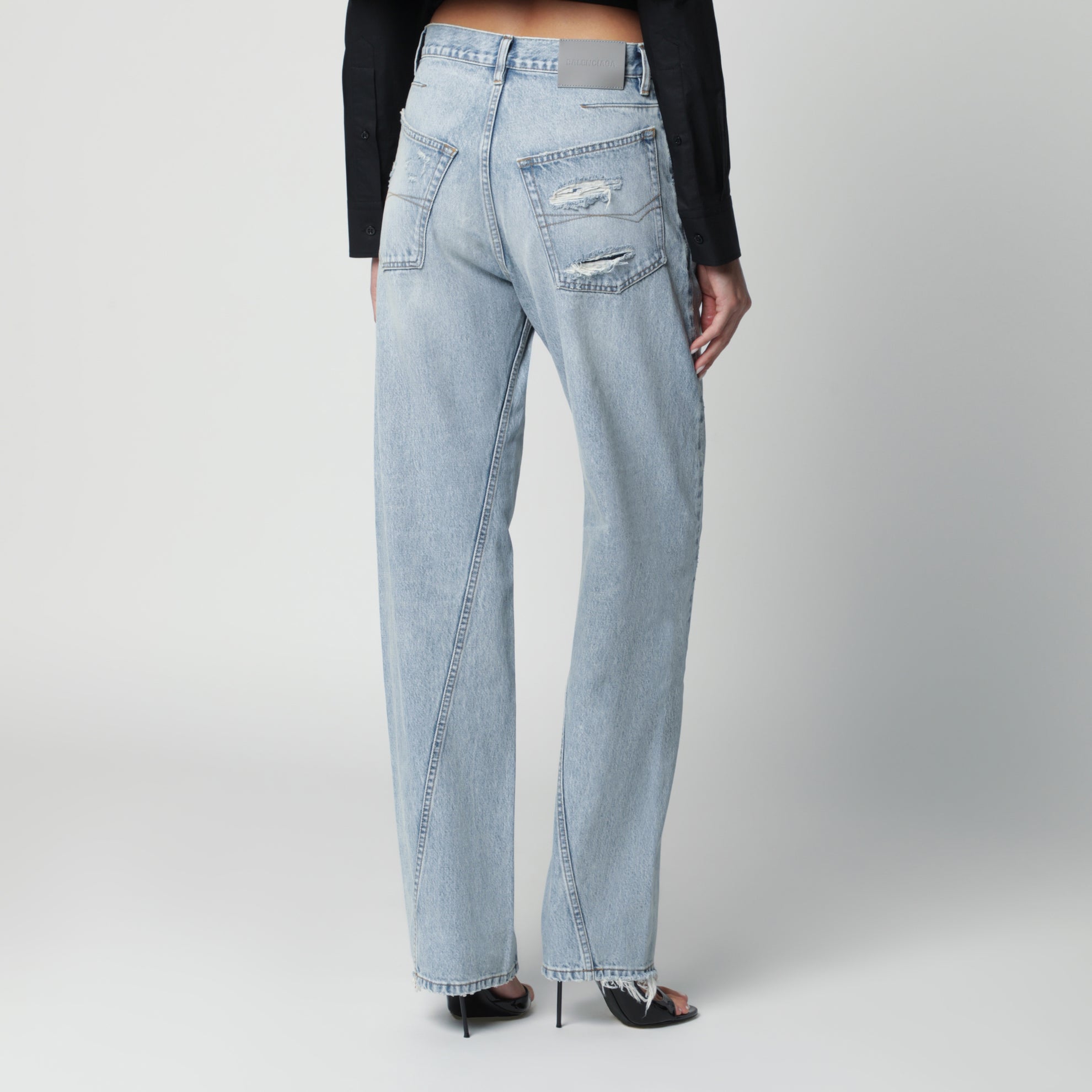 Jeans aus hellblau ausgewaschenem Denim mit gedrehten Nähten