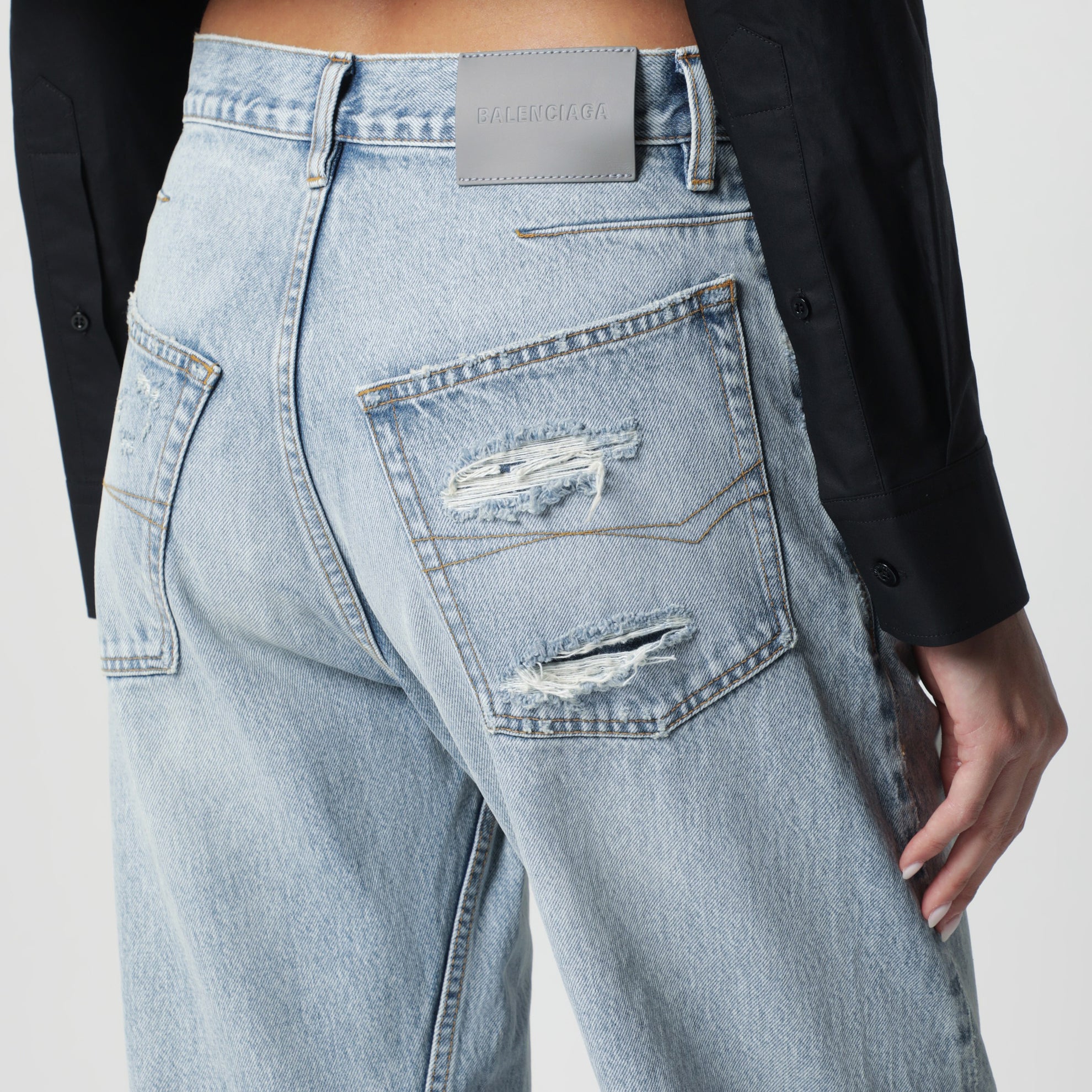 Jeans aus hellblau ausgewaschenem Denim mit gedrehten Nähten