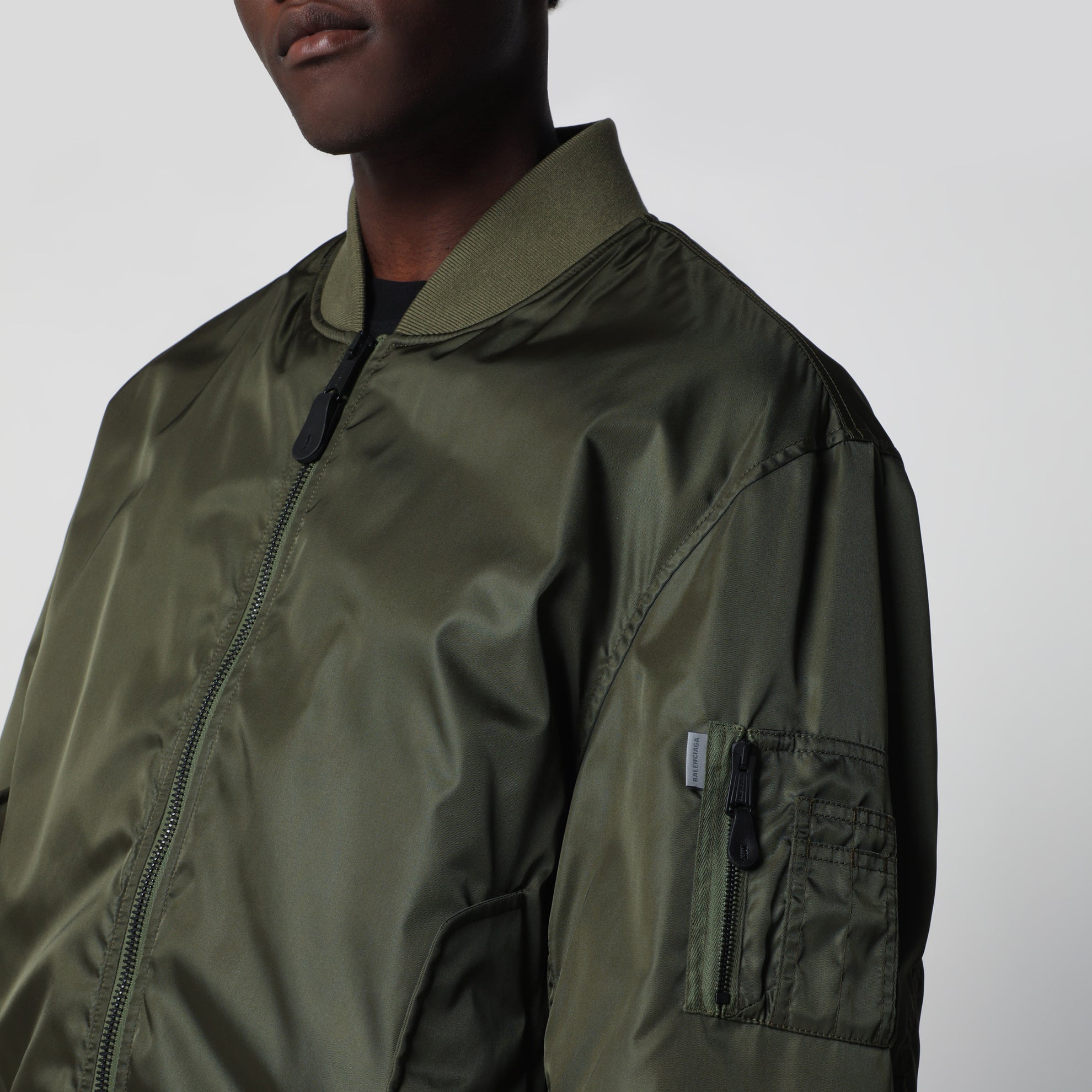 Blouson zippé en nylon vert kaki