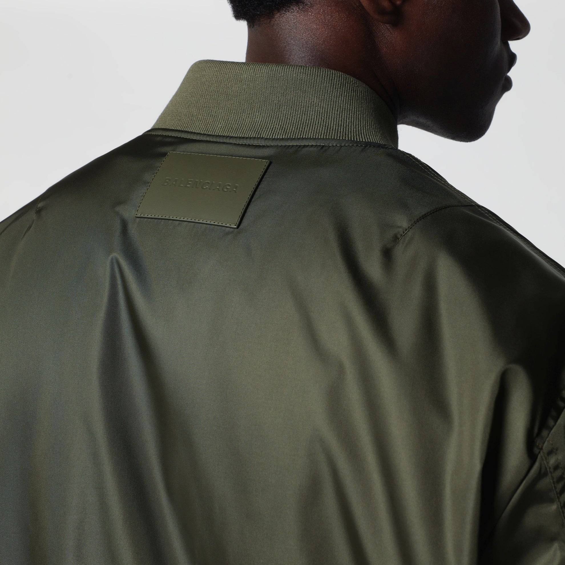 Blouson zippé en nylon vert kaki