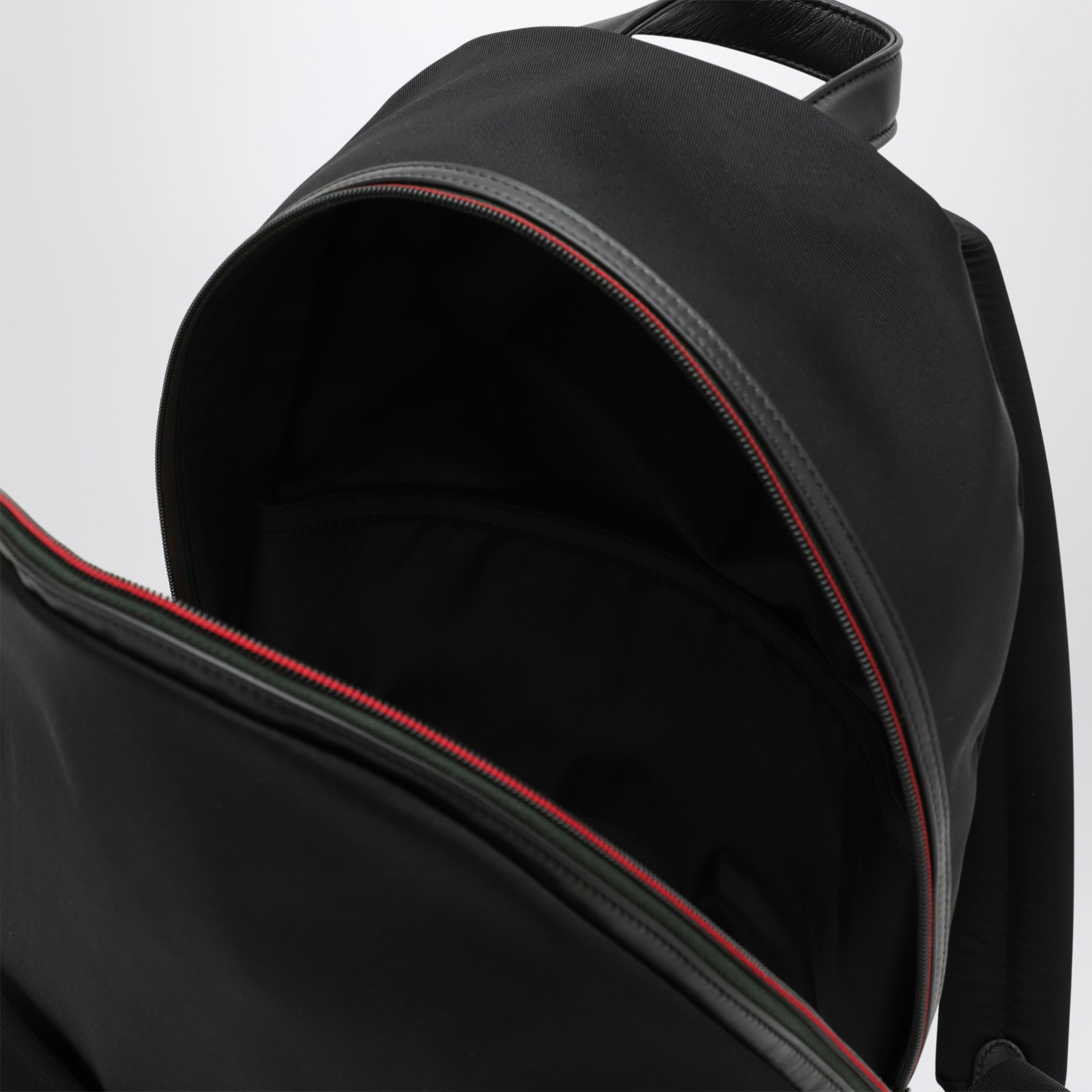 Essence Classic Rucksack schwarz aus Nylon