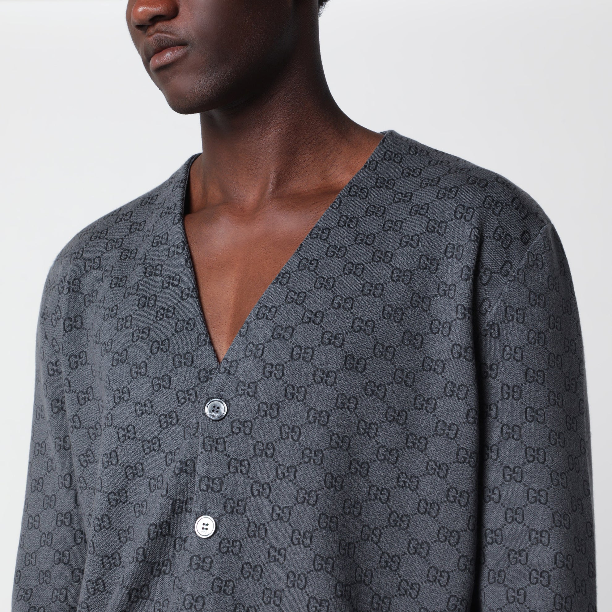 Grauer Cardigan aus Wolle und Seide mit GG-Motiv