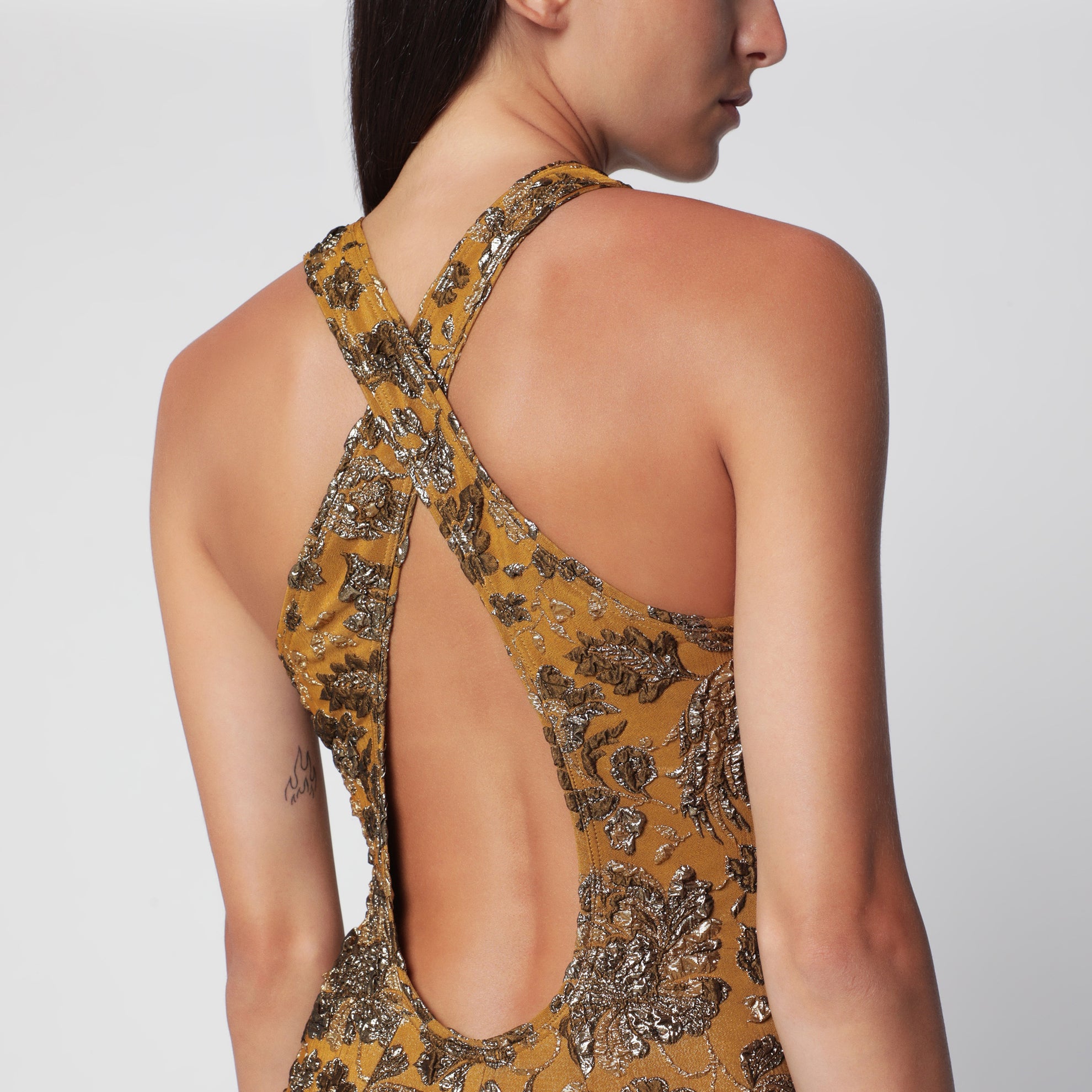 Robe mini dorée en brocart stretch