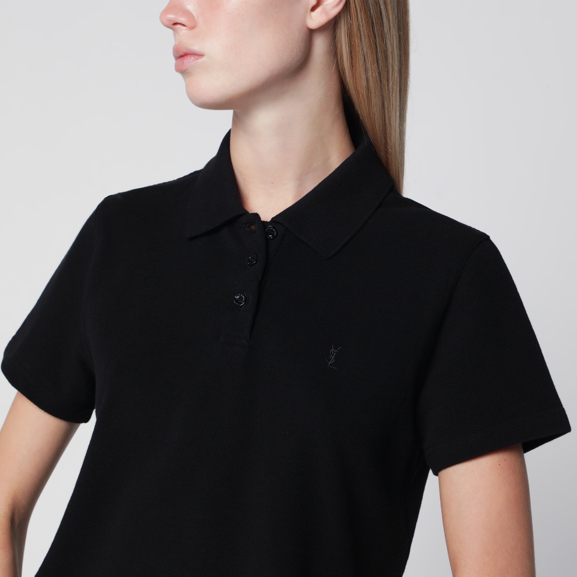 Polo cropped nera in piquet di cotone
