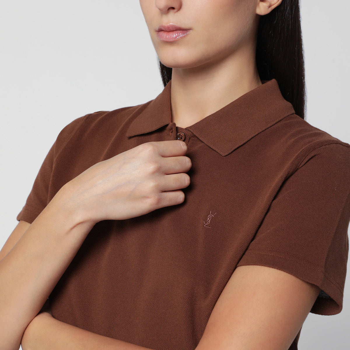 Polo cropped color caramello in piquet di cotone