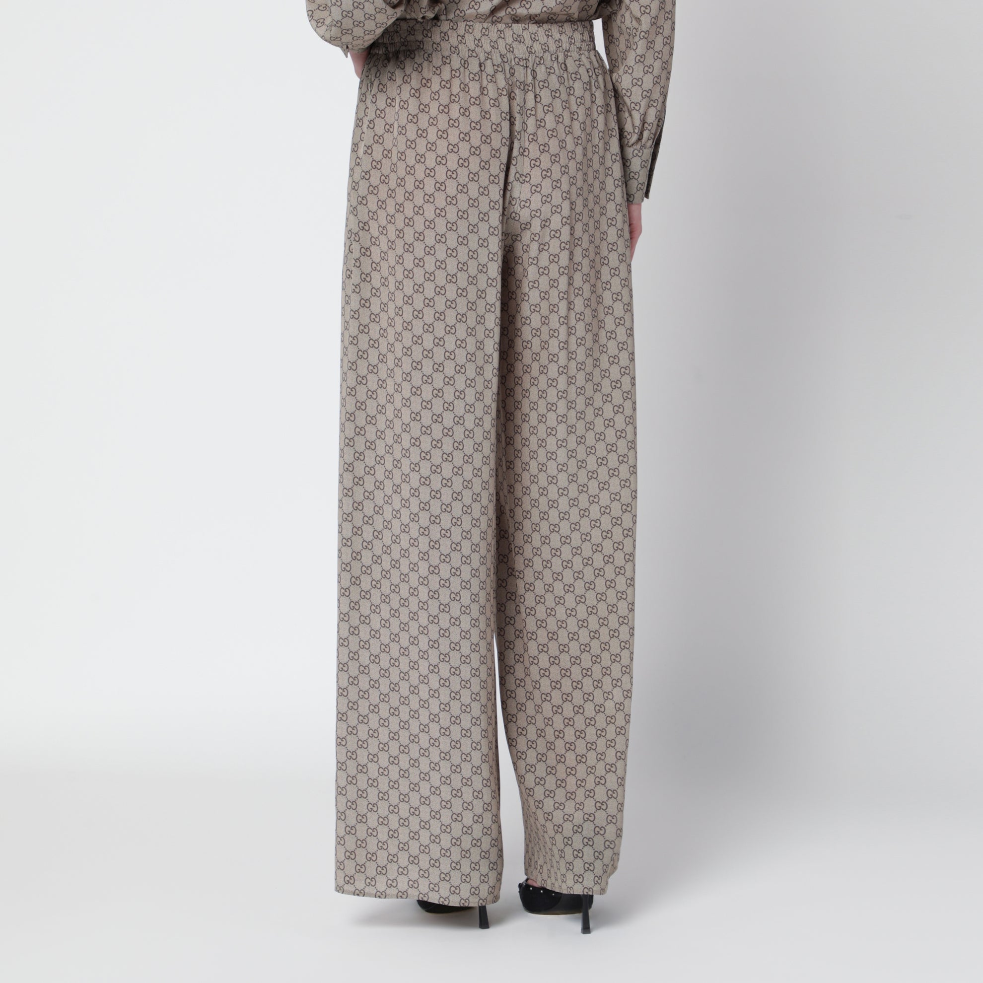 Pantalon leisure beige en soie imprimée GG