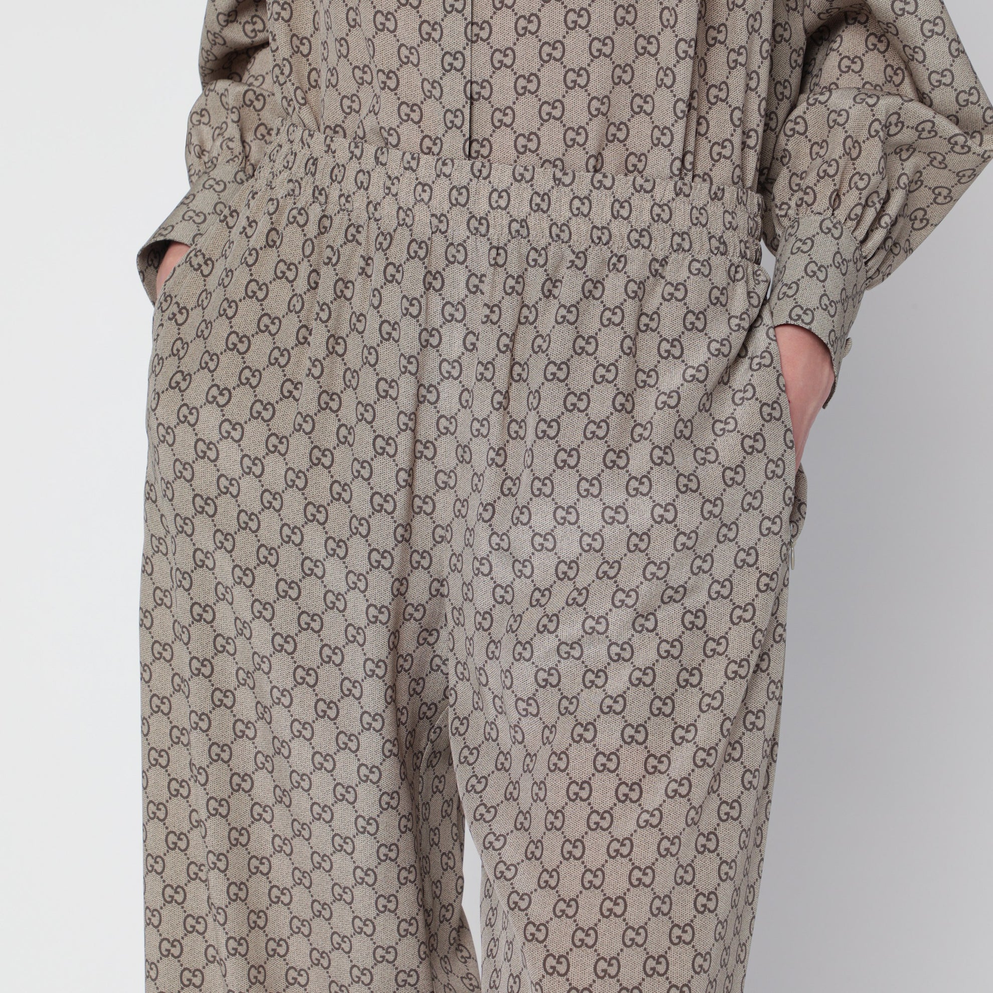 Pantalon leisure beige en soie imprimée GG
