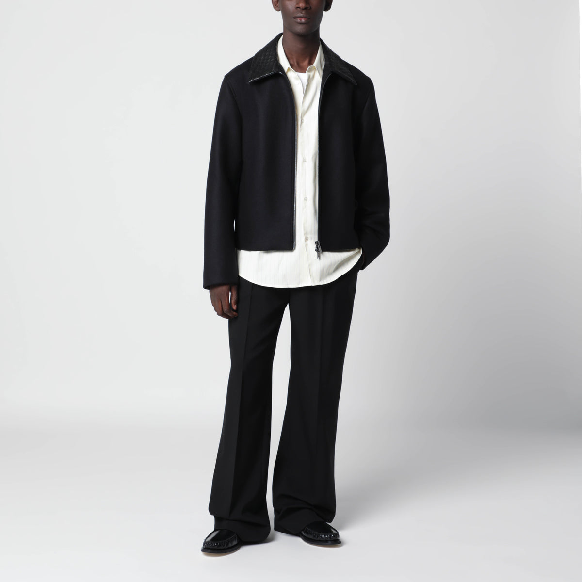 Veste noire en laine avec col en Intrecciato