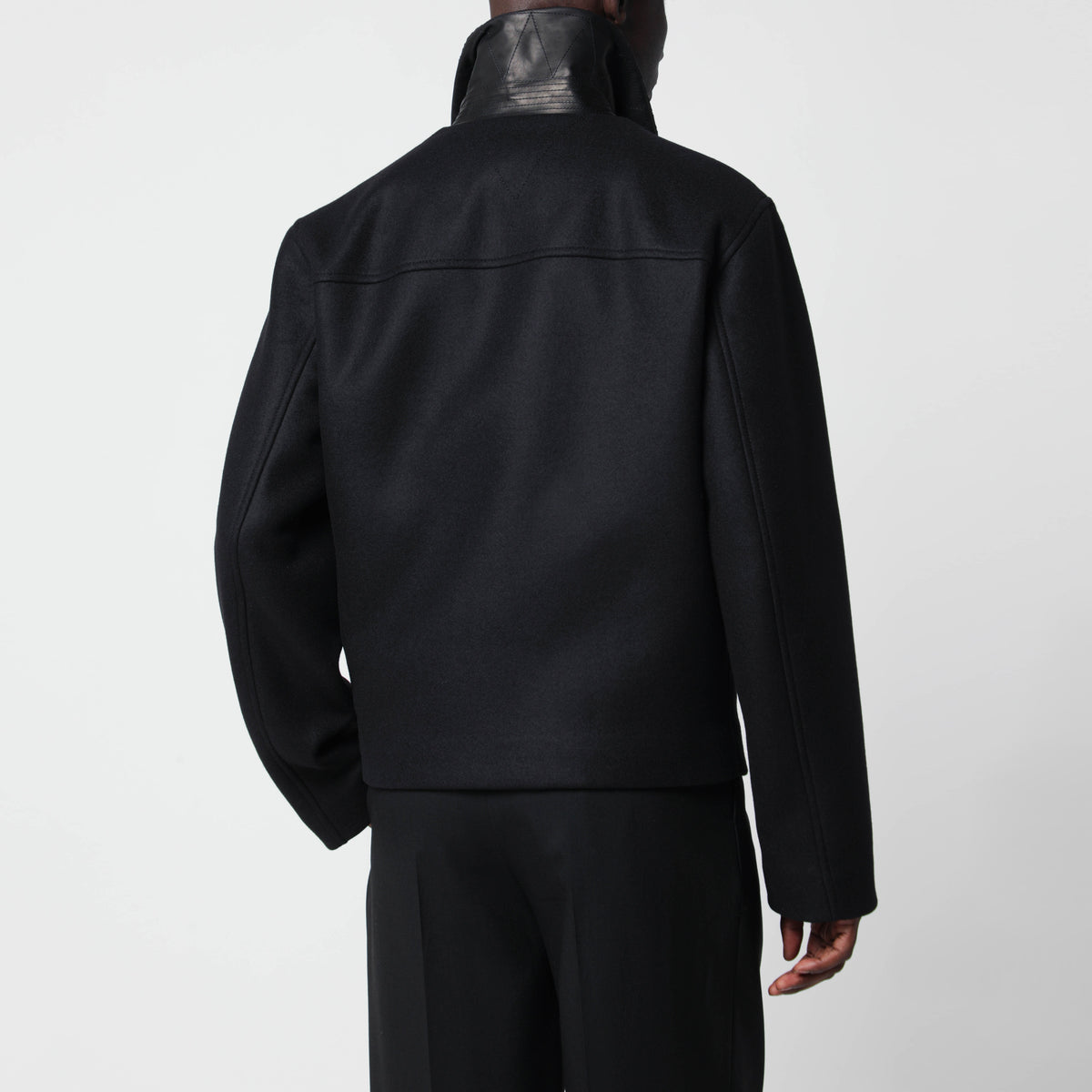 Veste noire en laine avec col en Intrecciato