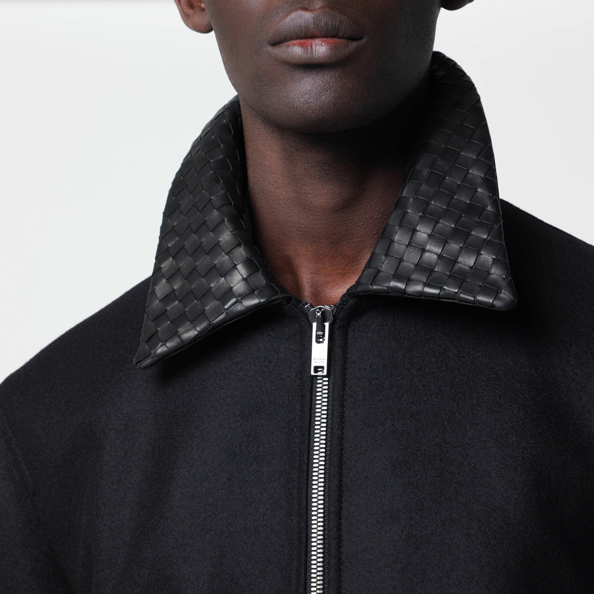 Veste noire en laine avec col en Intrecciato