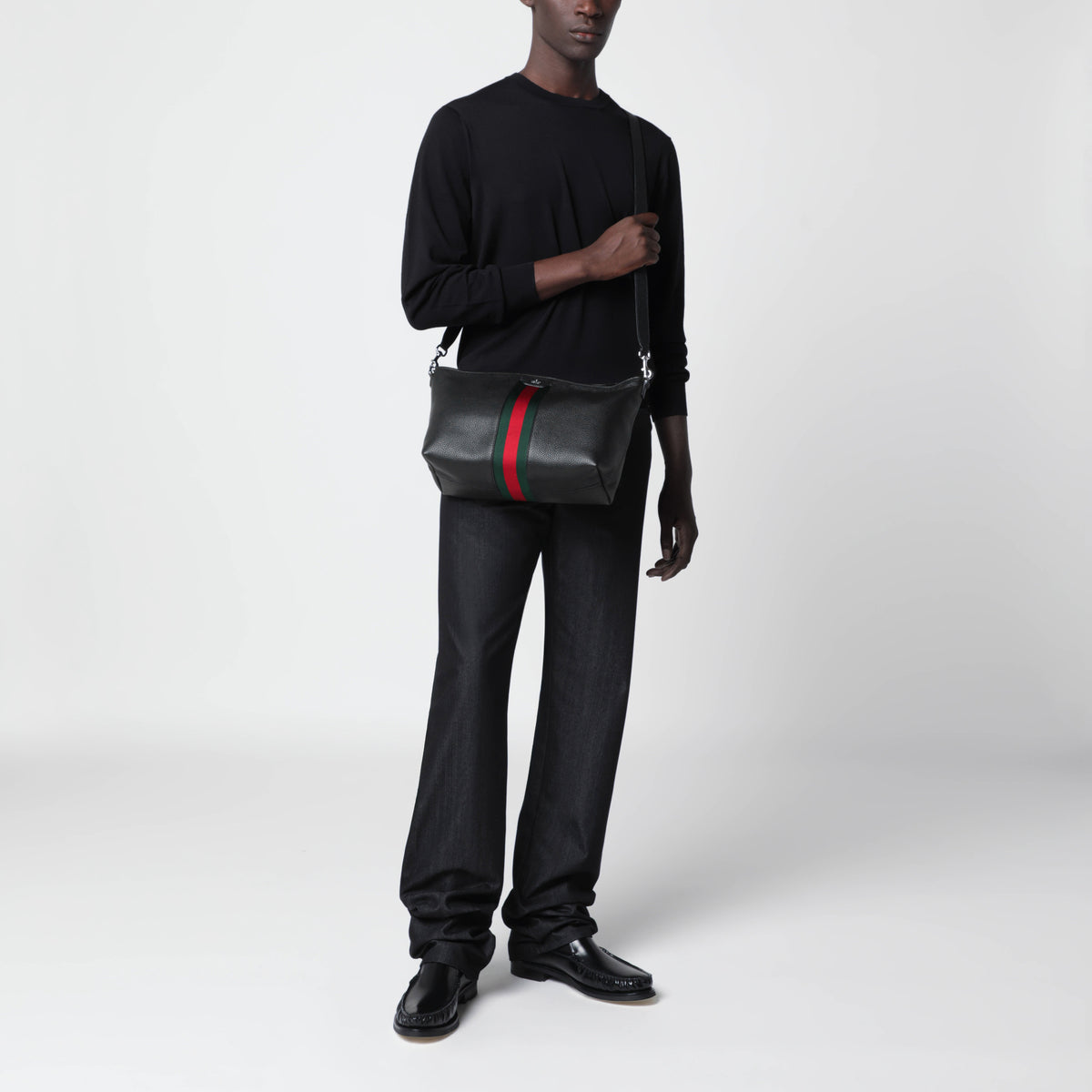 Schwarze Tasche aus genarbtem Leder mit Web-Detail