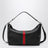 Schwarze Tasche aus genarbtem Leder mit Web-Detail