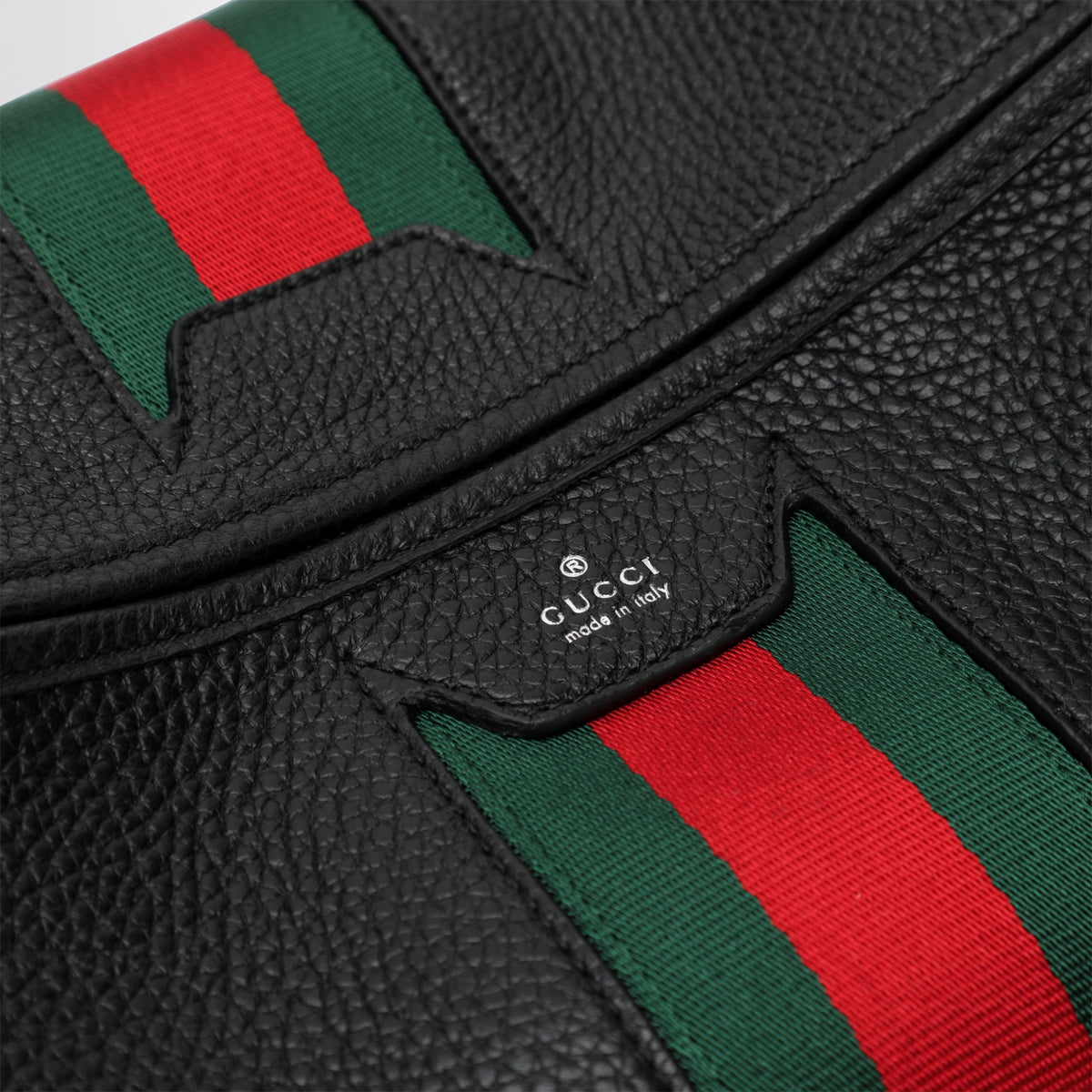 Schwarze Tasche aus genarbtem Leder mit Web-Detail