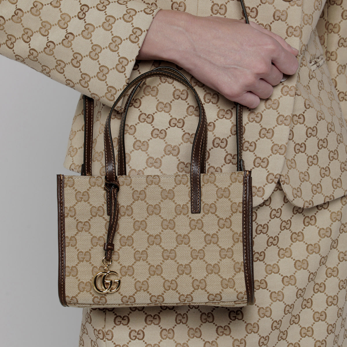 Borsa shopping piccola con ciondolo Doppia G