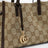 Borsa shopping piccola con ciondolo Doppia G