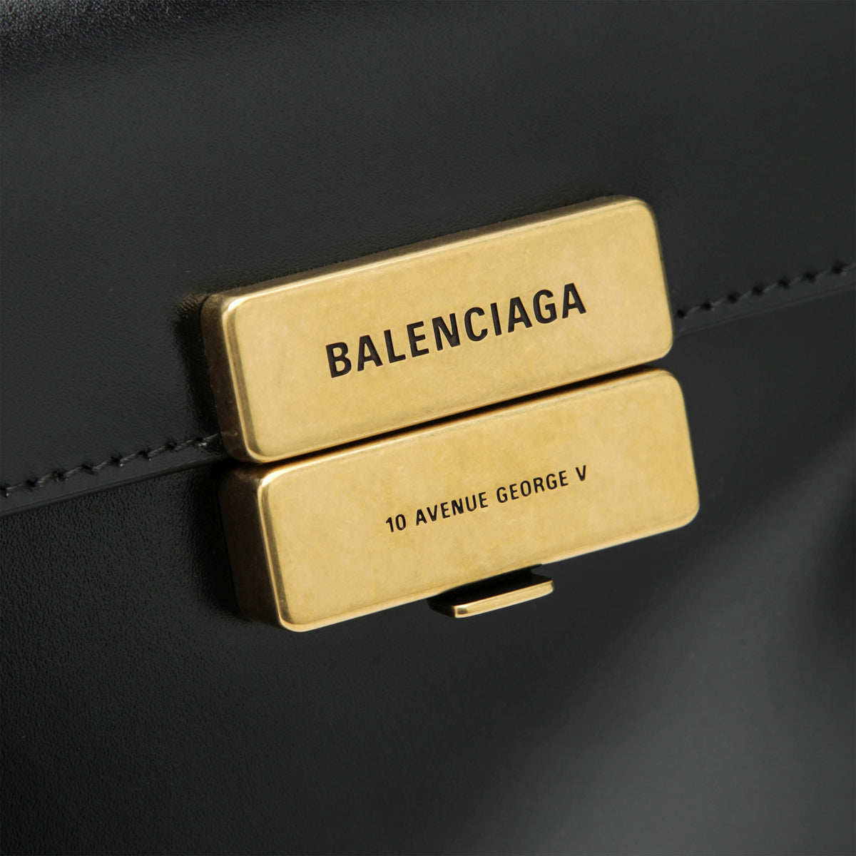 Mittelgroße Henkeltasche Hourglass Avenue in Schwarz aus Kalbsleder