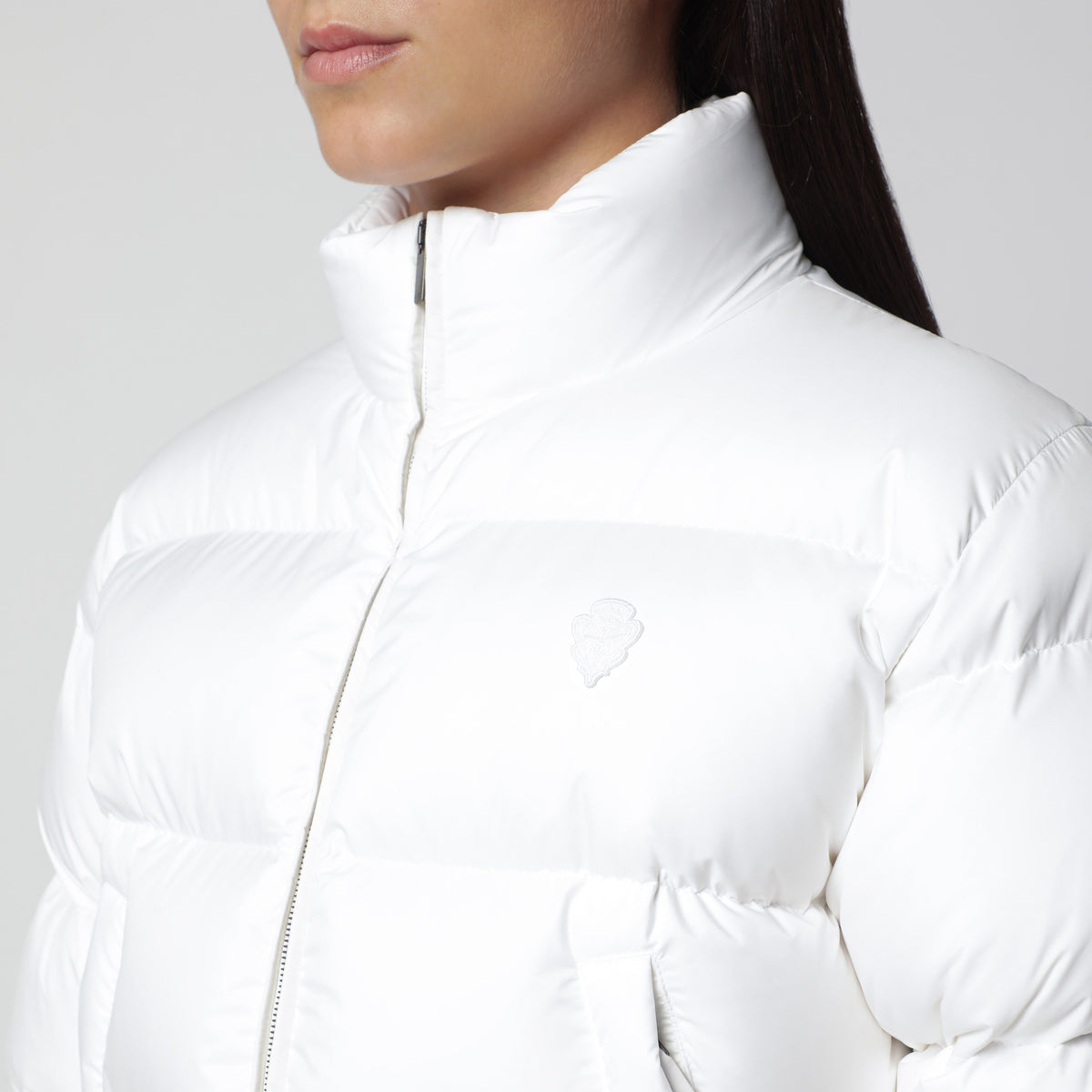 Weiße Cropped-Daunenjacke mit Reißverschluss