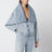 Hellblaue Denimjacke mit weitem Ausschnitt