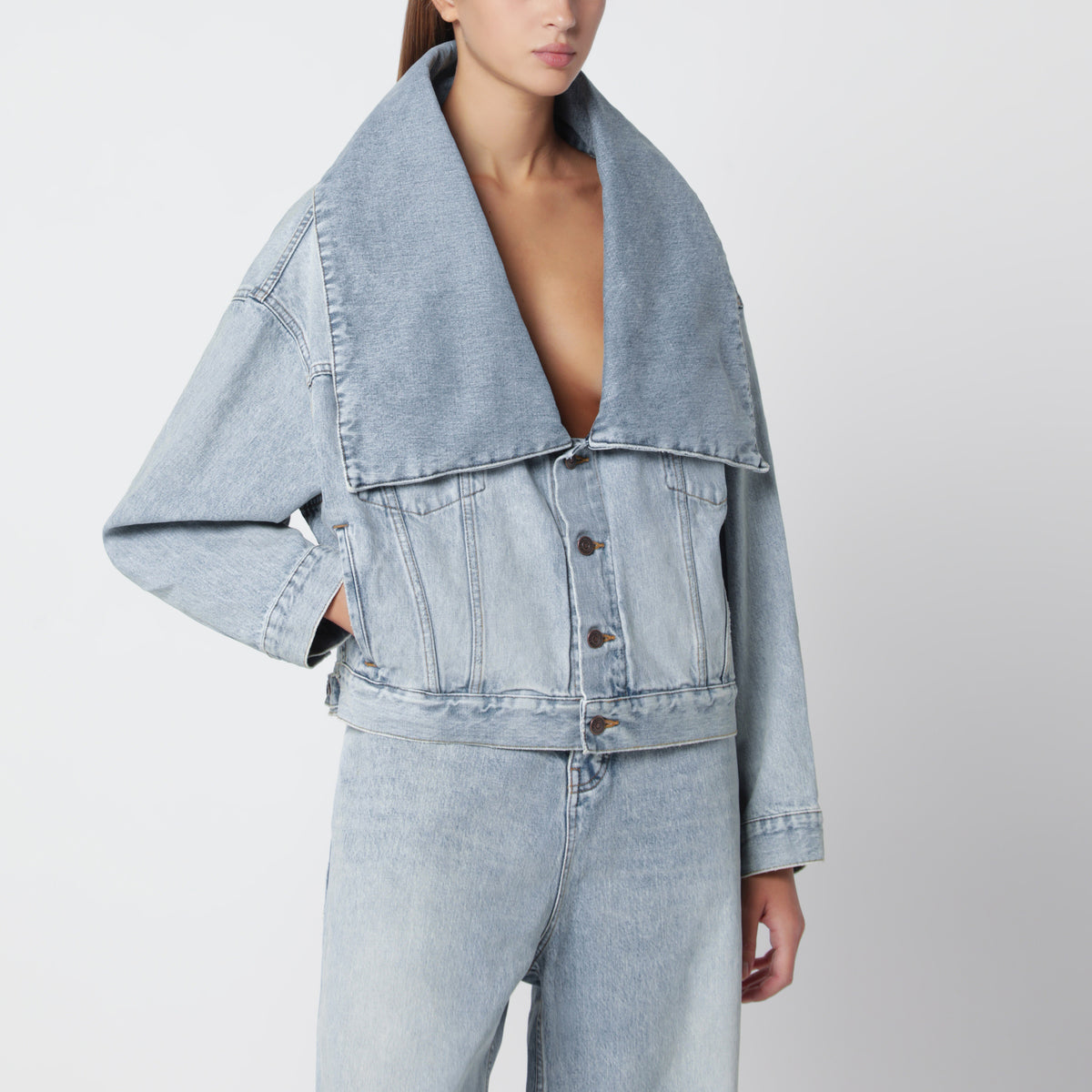 Hellblaue Denimjacke mit weitem Ausschnitt
