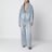 Hellblaue Denimjacke mit weitem Ausschnitt