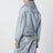 Hellblaue Denimjacke mit weitem Ausschnitt