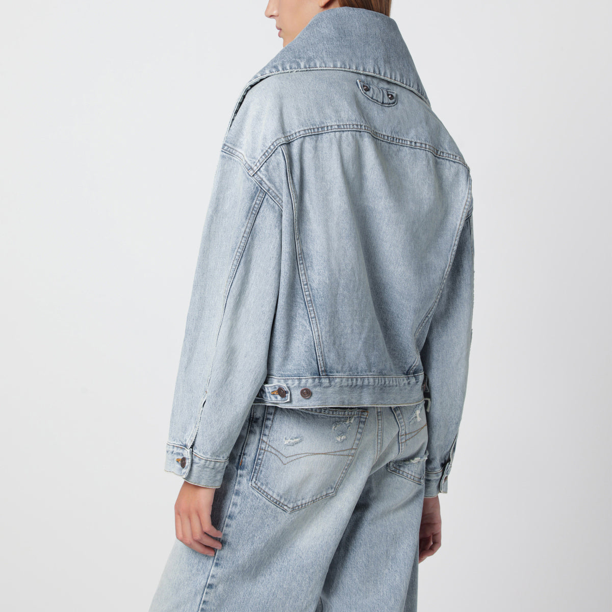 Hellblaue Denimjacke mit weitem Ausschnitt