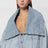 Hellblaue Denimjacke mit weitem Ausschnitt