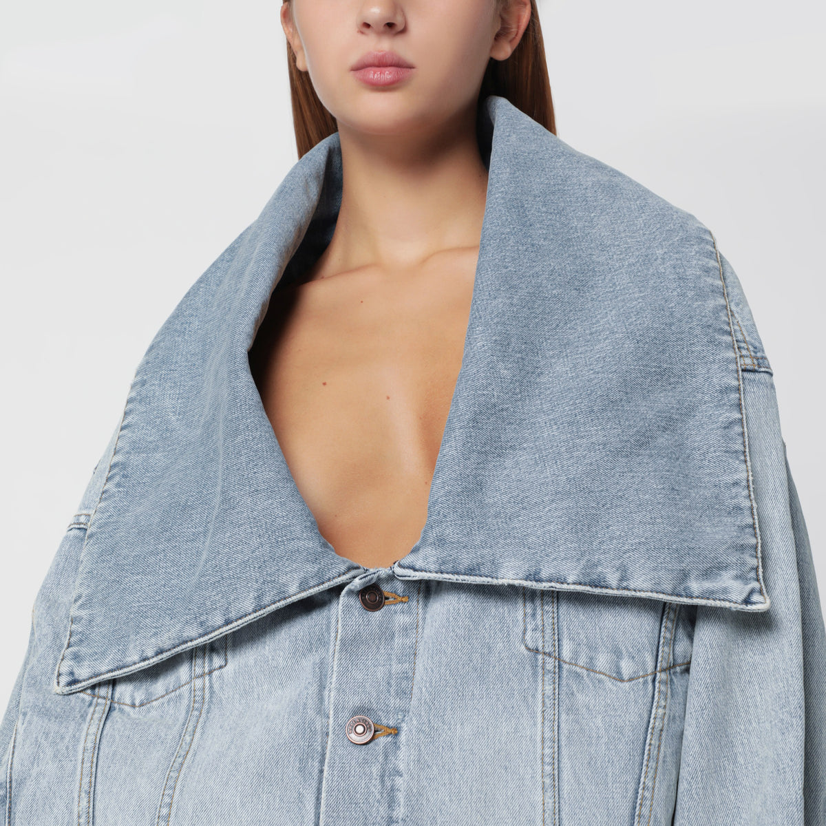 Hellblaue Denimjacke mit weitem Ausschnitt