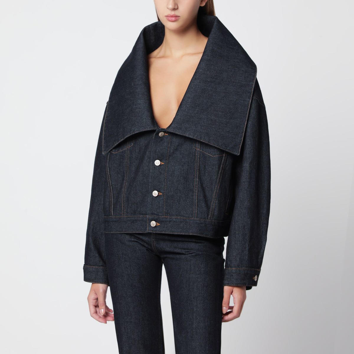 Giacca blu indaco in denim con ampio scollo