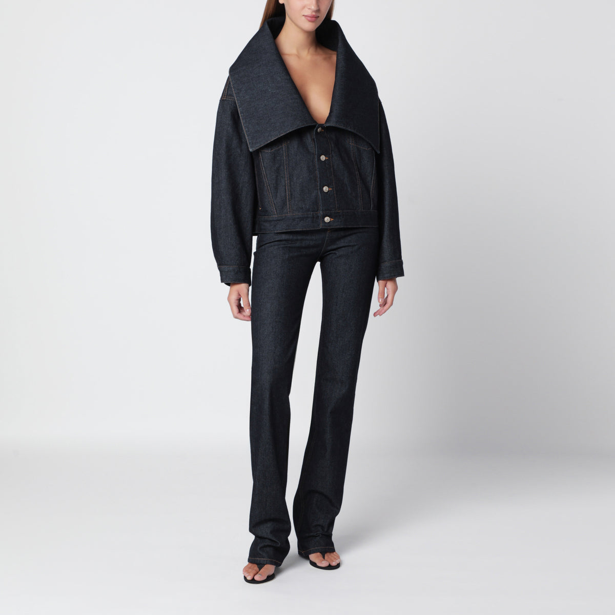 Giacca blu indaco in denim con ampio scollo