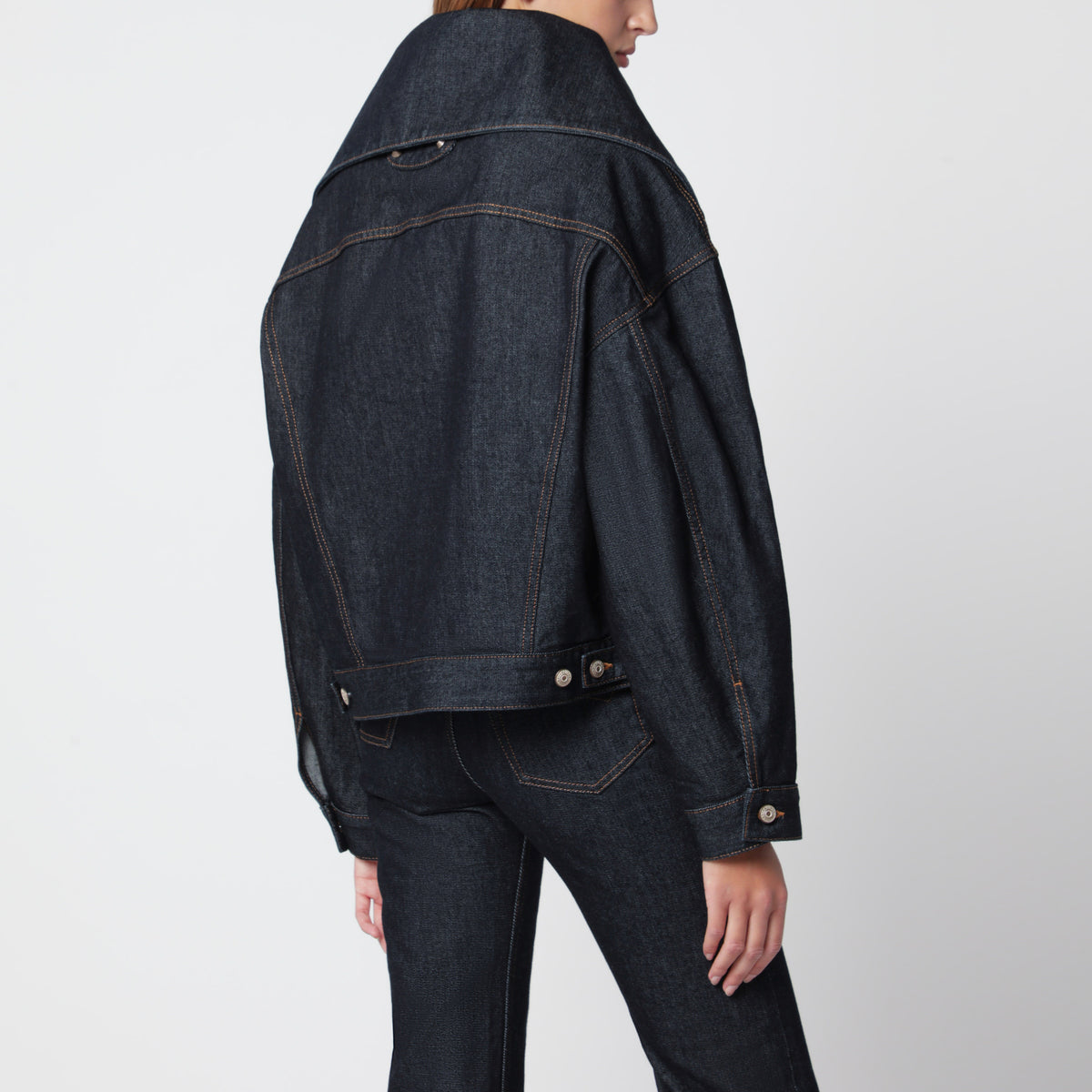 Giacca blu indaco in denim con ampio scollo