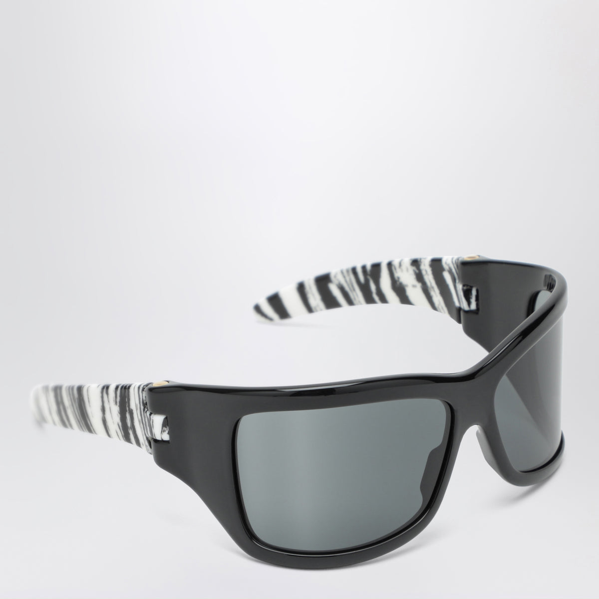 Schwarze Sonnenbrille mit Zebramuster an den Bügeln
