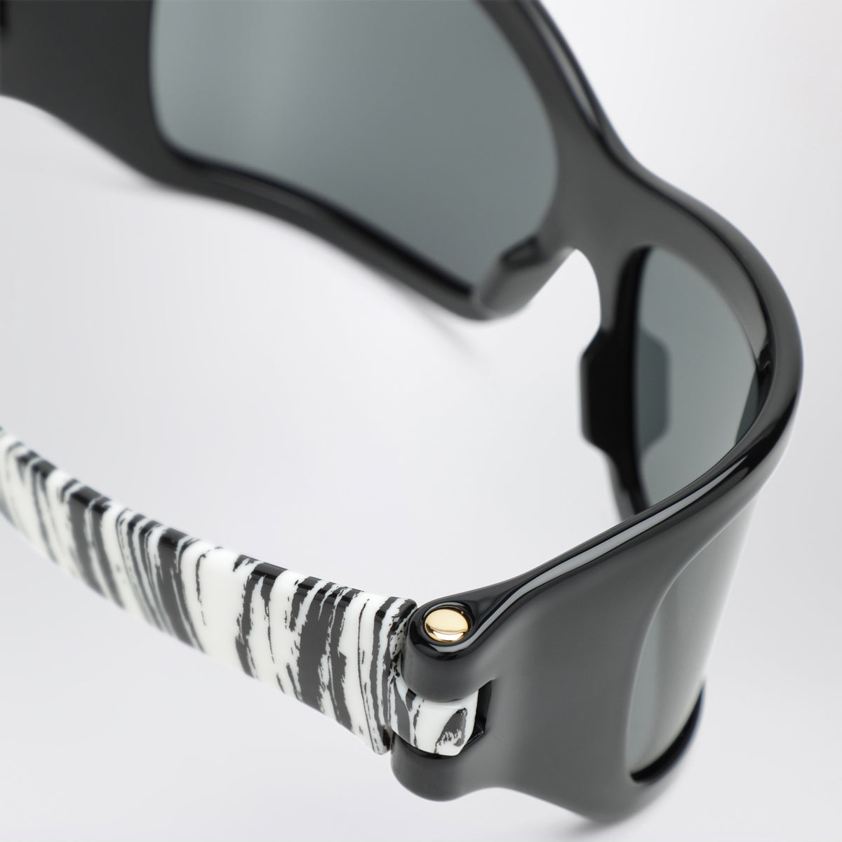 Schwarze Sonnenbrille mit Zebramuster an den Bügeln