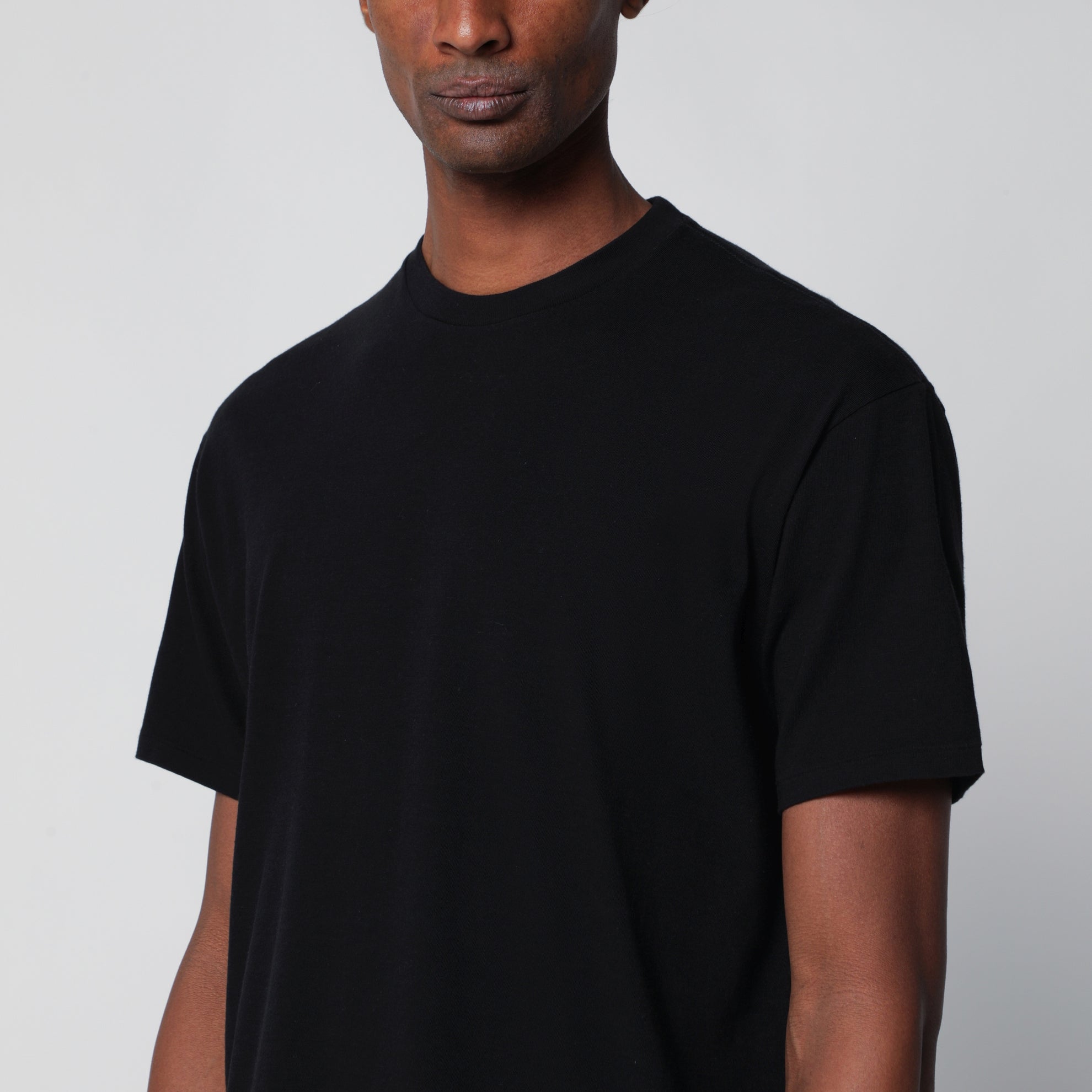 T-shirt girocollo in cotone nera