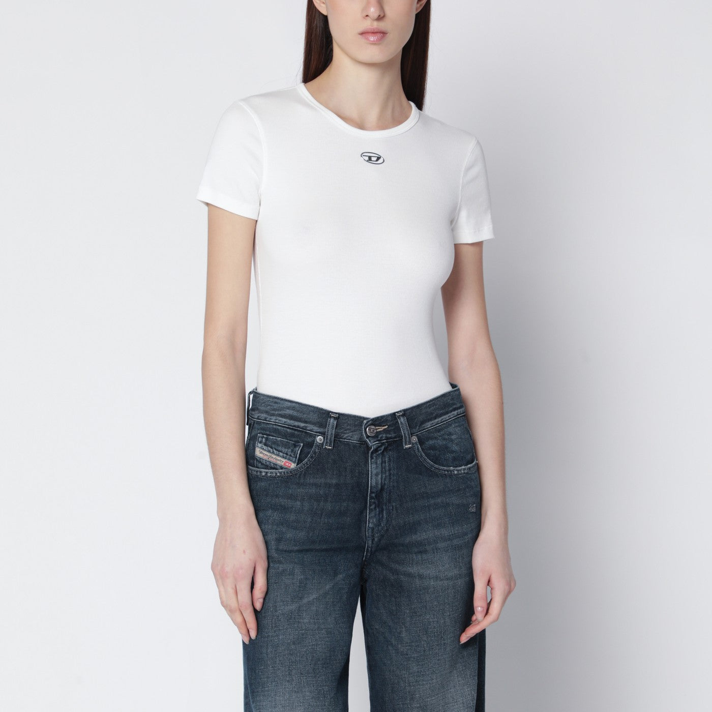 T-shirt bianca con Oval D metallico