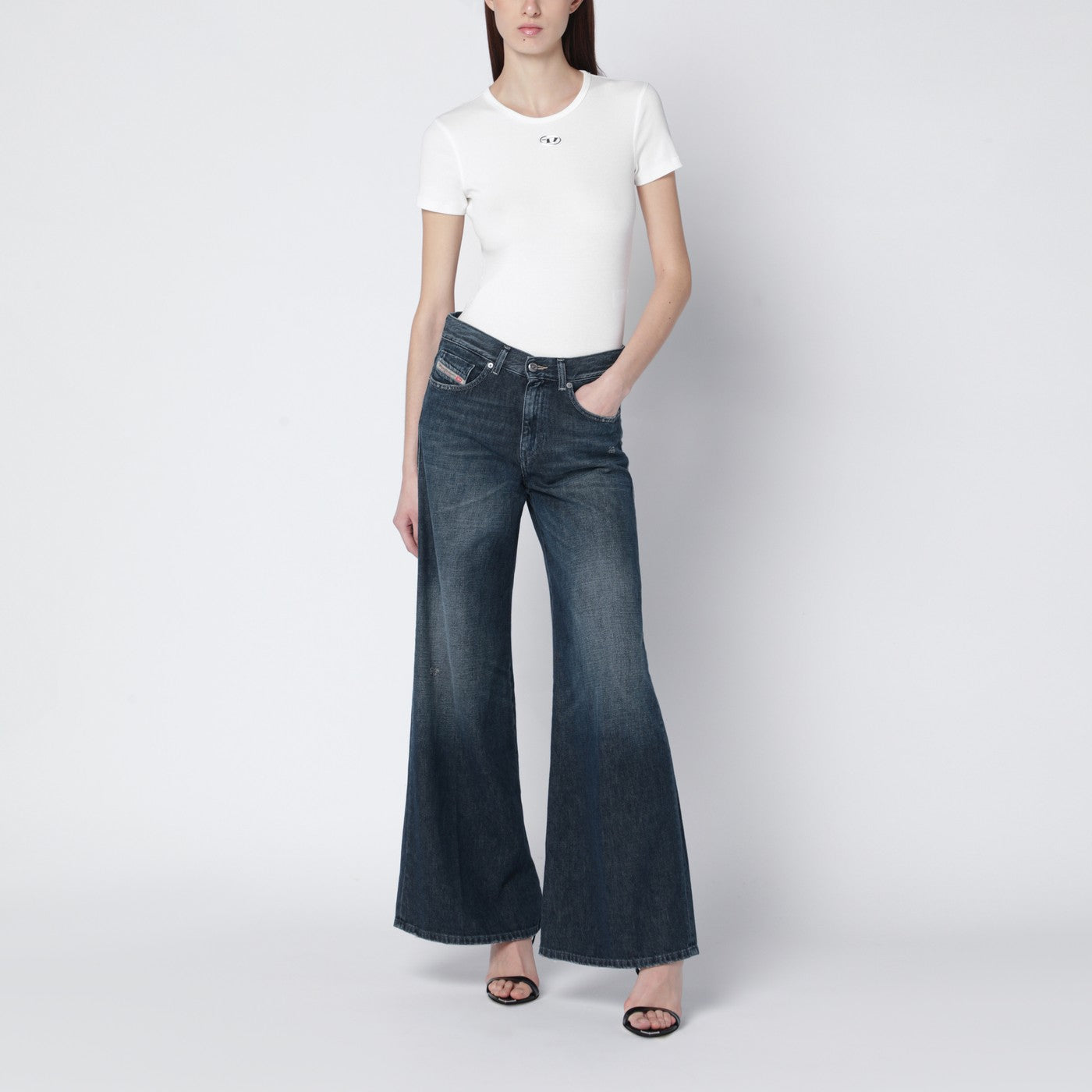 T-shirt bianca con Oval D metallico