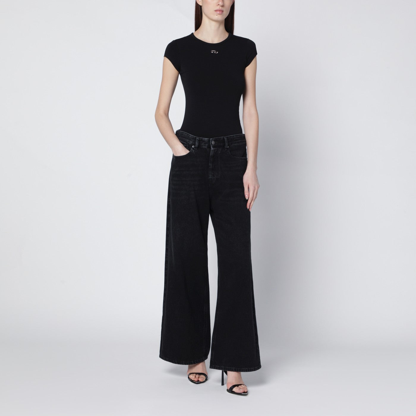 T-Angie schwarzes T-Shirt mit gelasertem Oval D