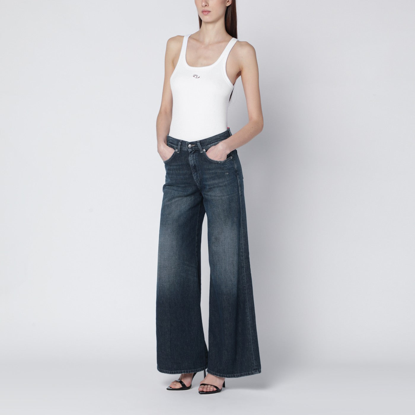 Canotta T-Wife bianca con Oval D laser-cut 