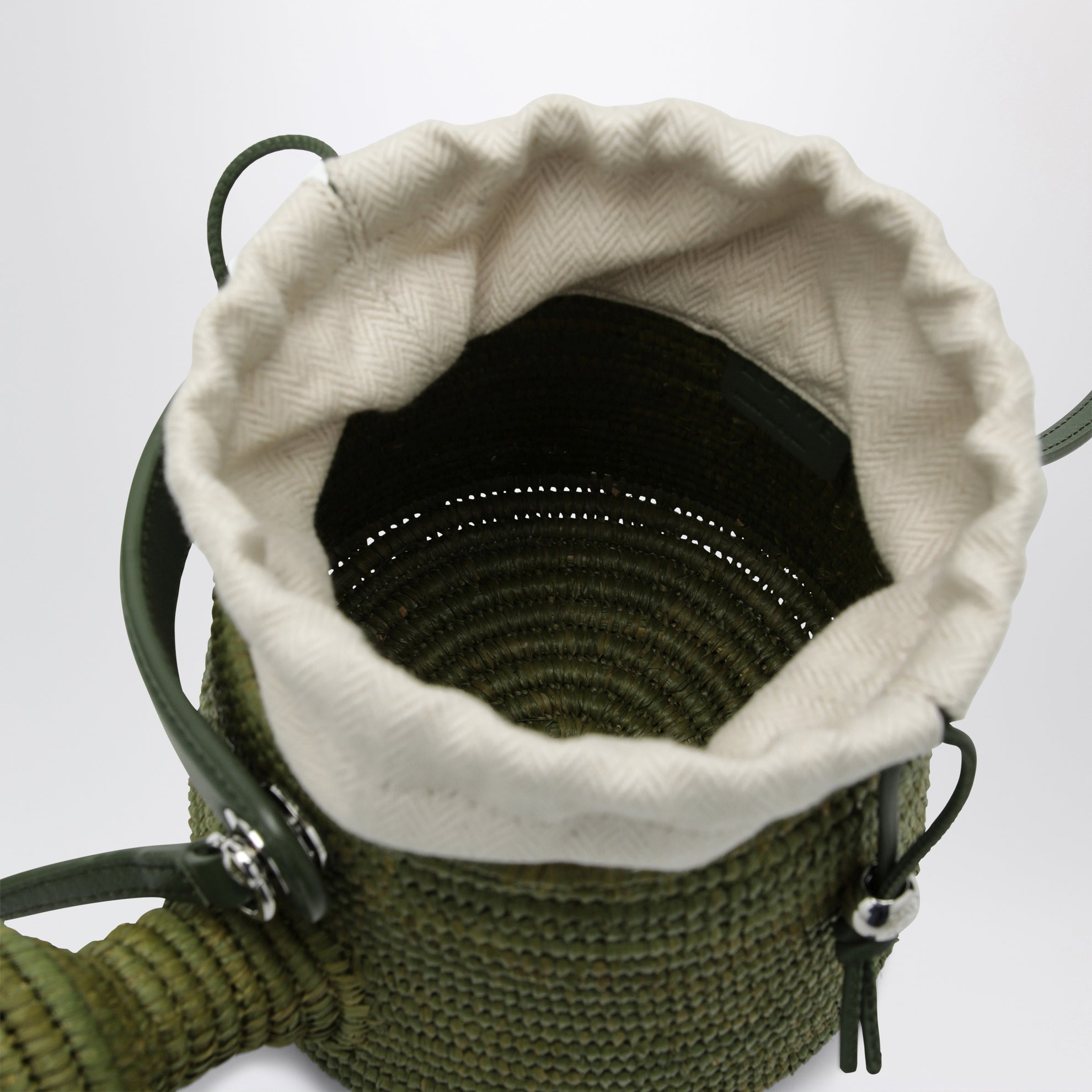 Grüner Beutel aus Raffia und Kalbsleder