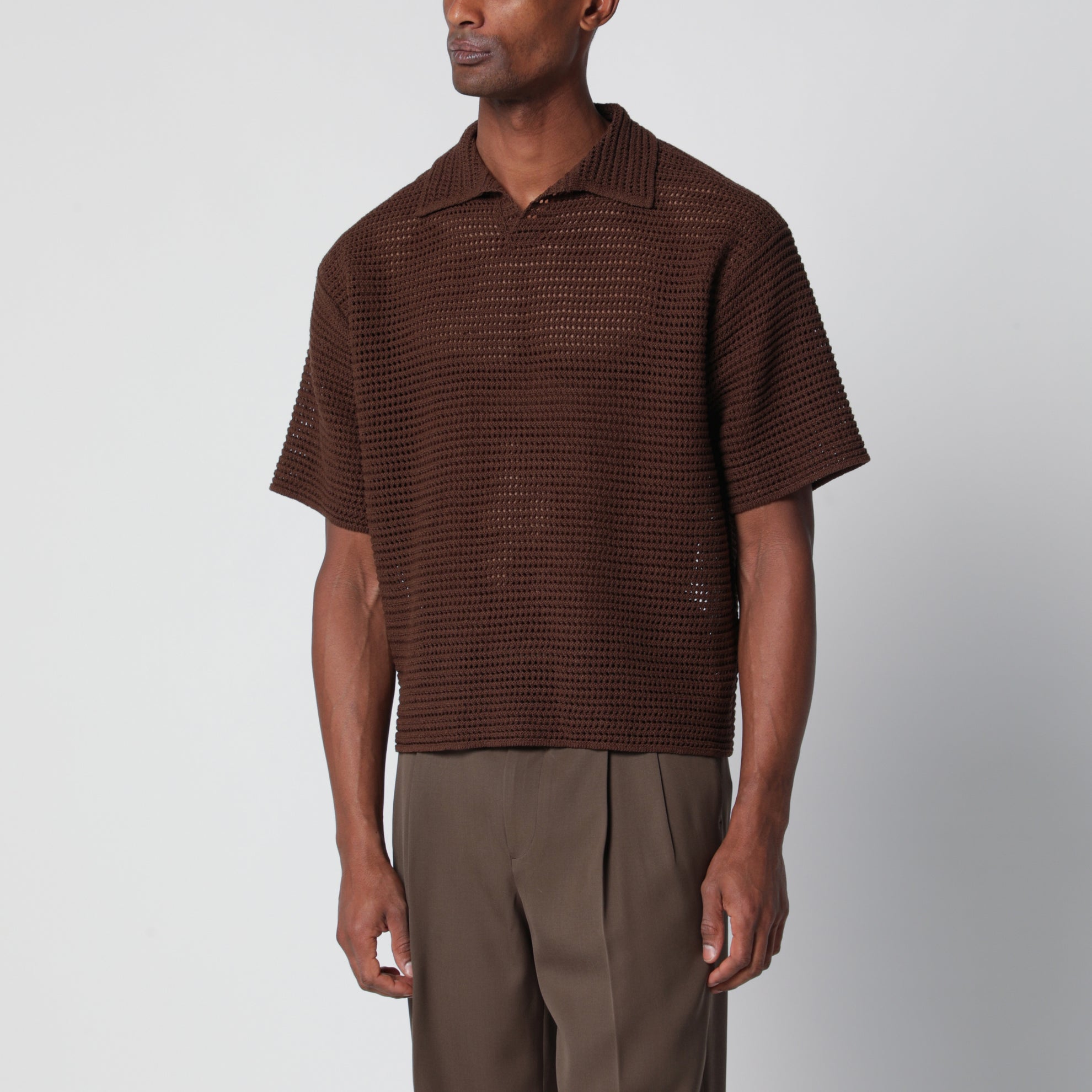 Polo marrone in maglia a rete