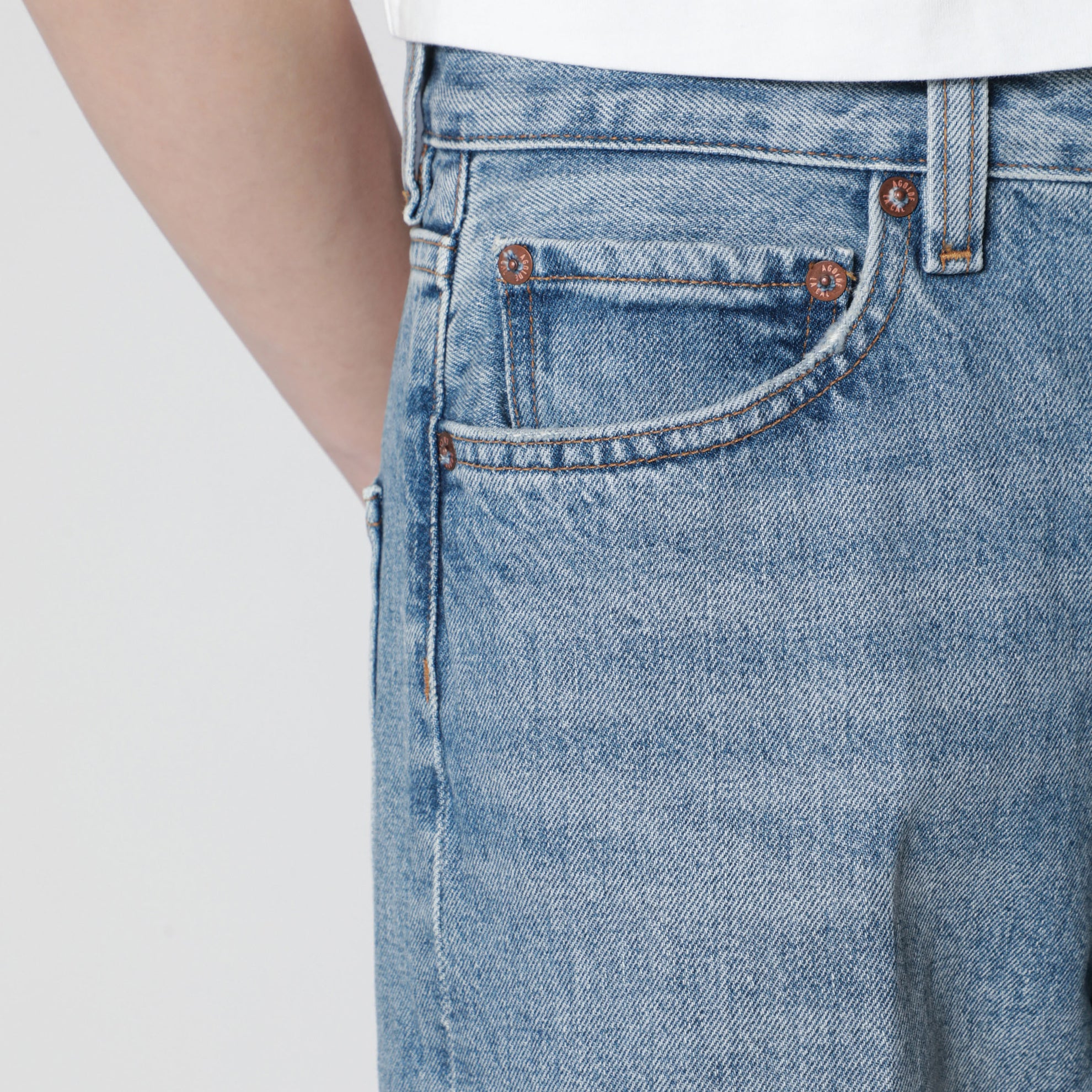Jean années 80 à plis en denim indigo