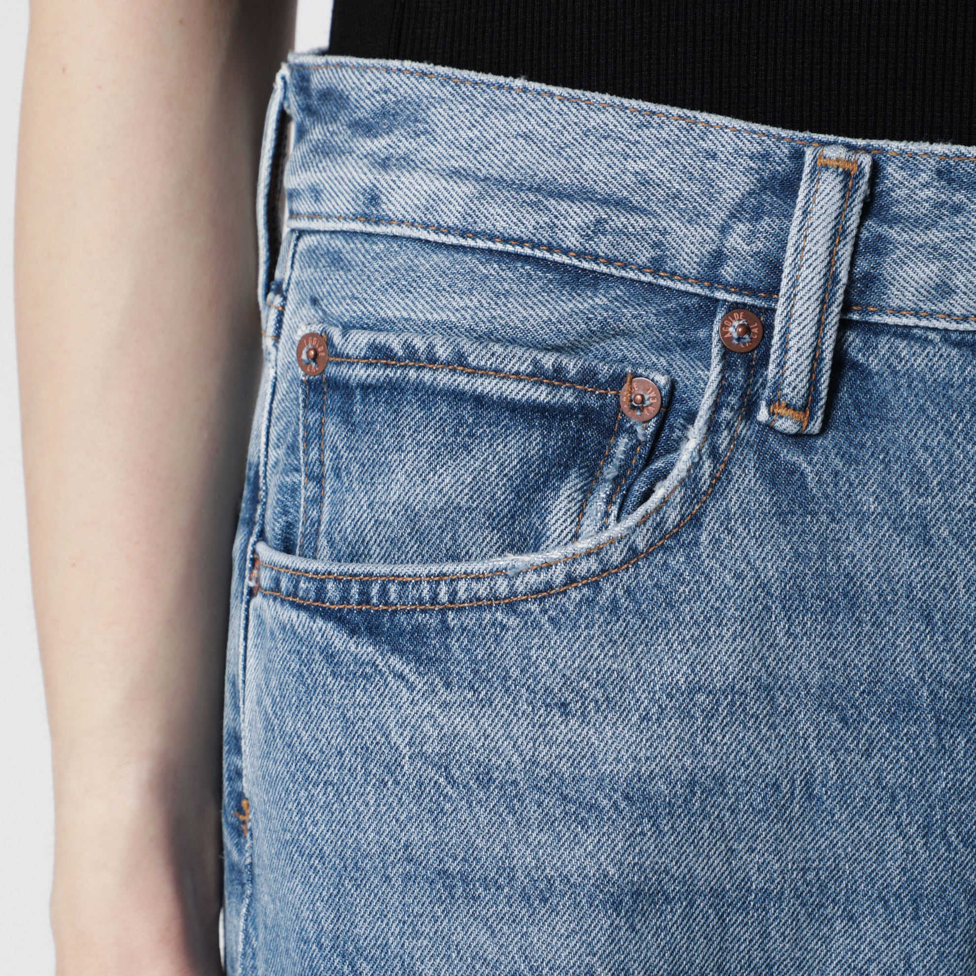 Vintage Loose Jeans aus mittelblauem Indigo-Denim