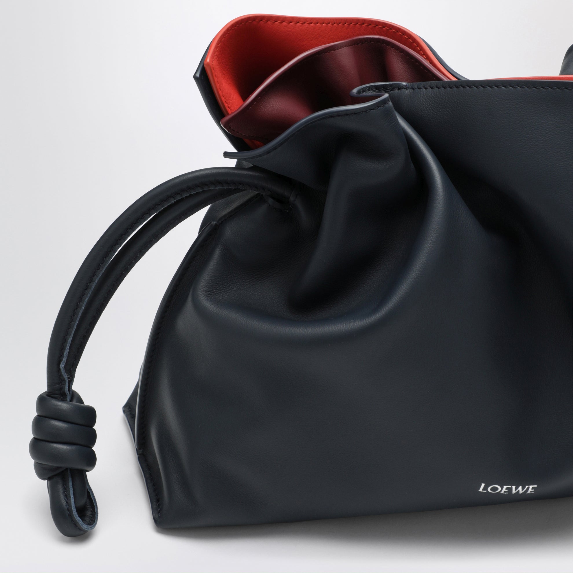 Mittelgroße Flamenco Pochette im Layer-Look aus dunkelblauem Leder