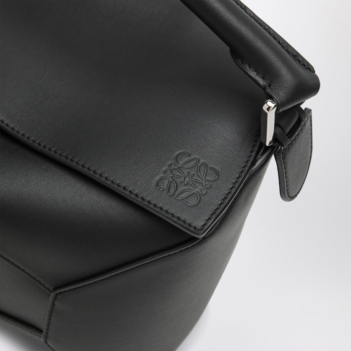 Sac Puzzle Edge moyen en cuir de veau noir