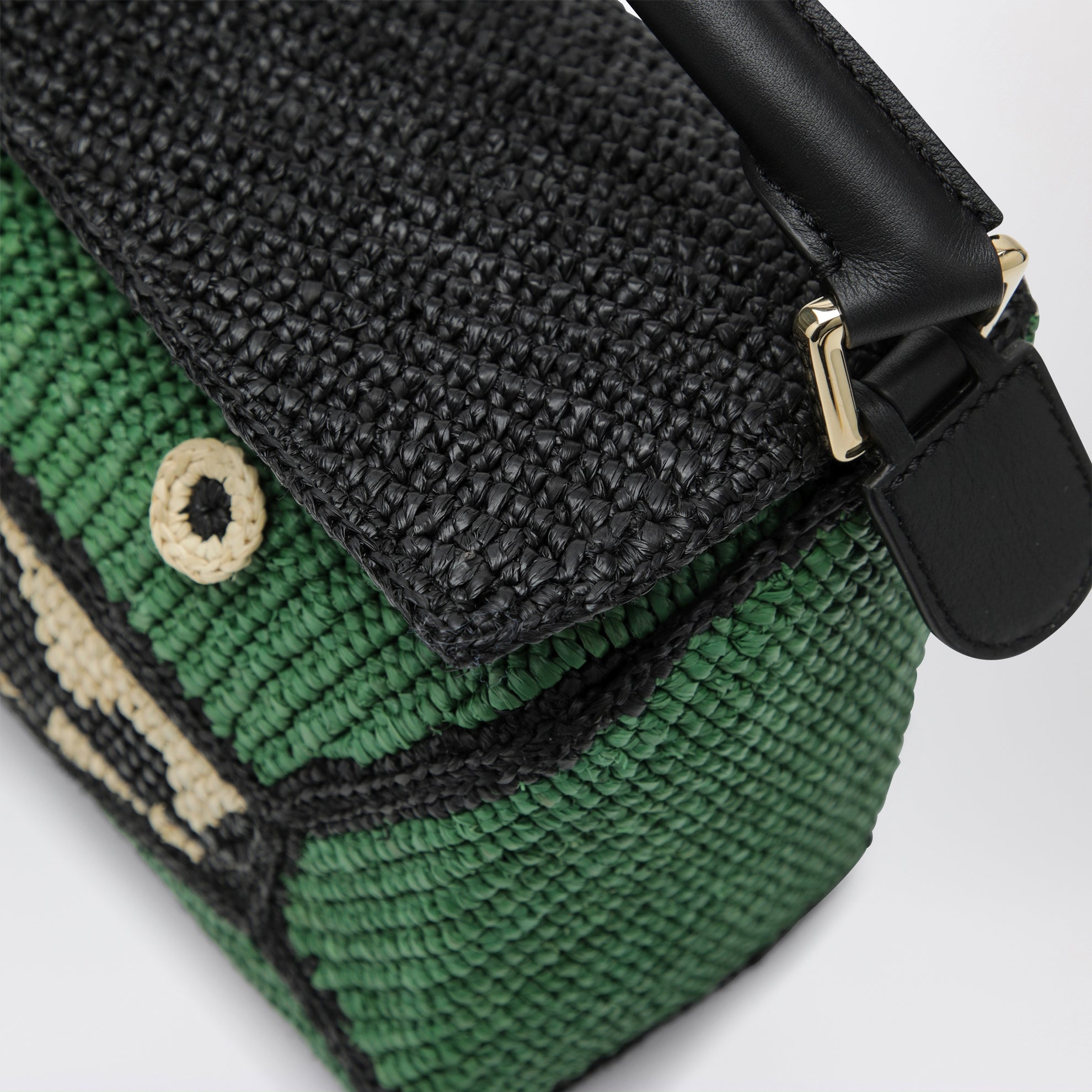 Kleine Puzzle Edge Tasche aus Raffia und Kalbsleder in Schwarz/Grün