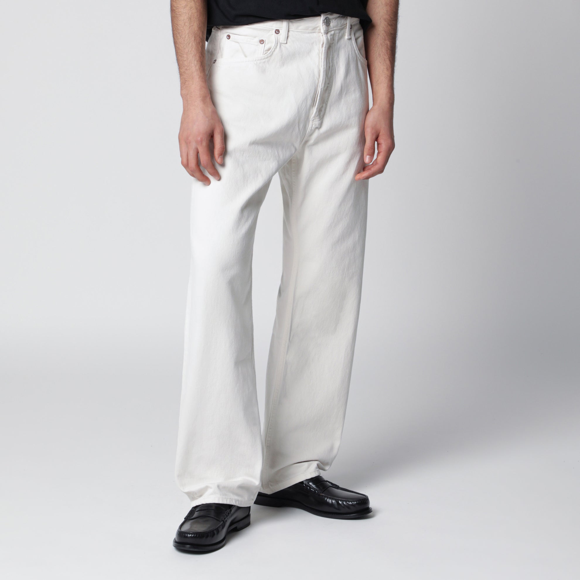 White trousers in regenerated denim
