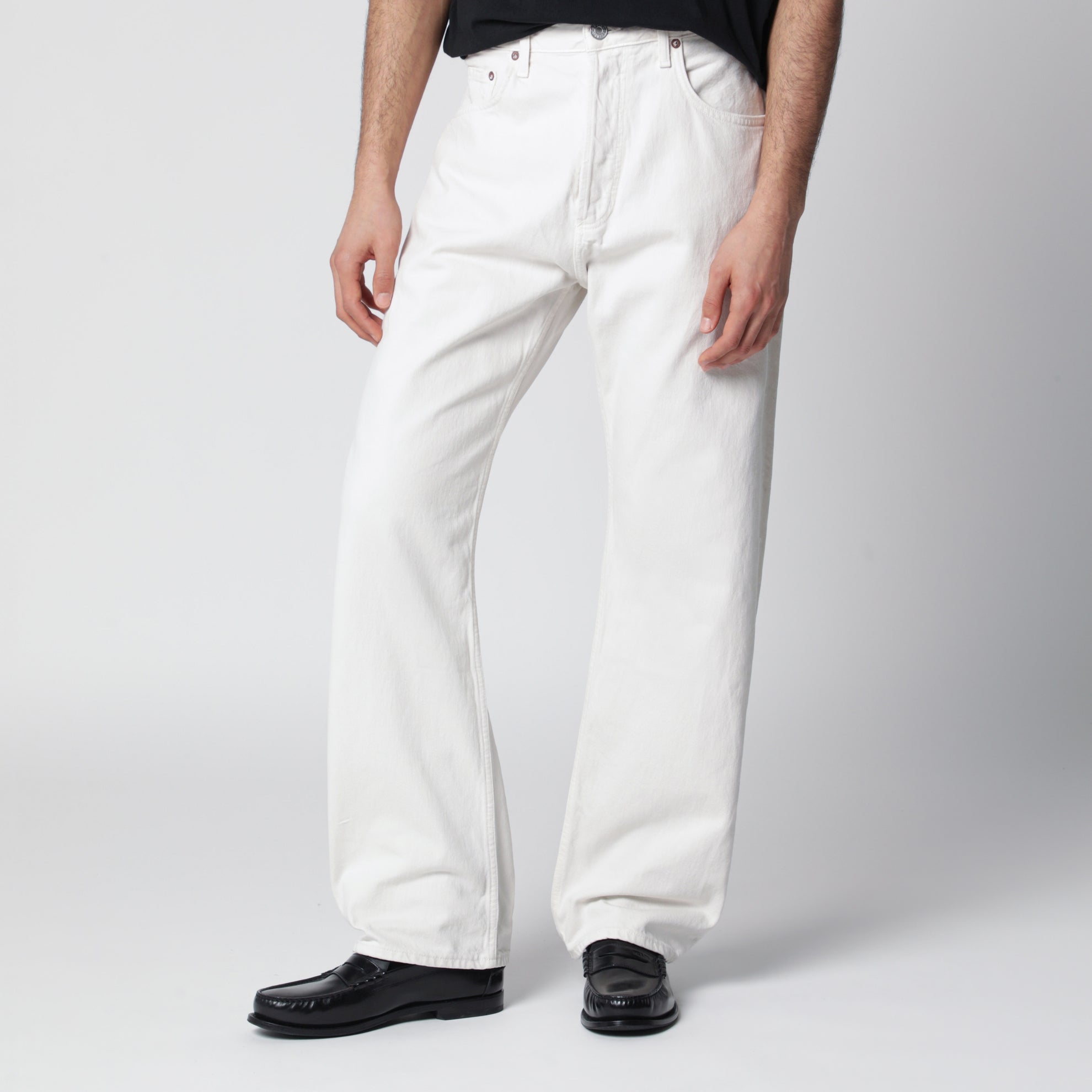 White trousers in regenerated denim