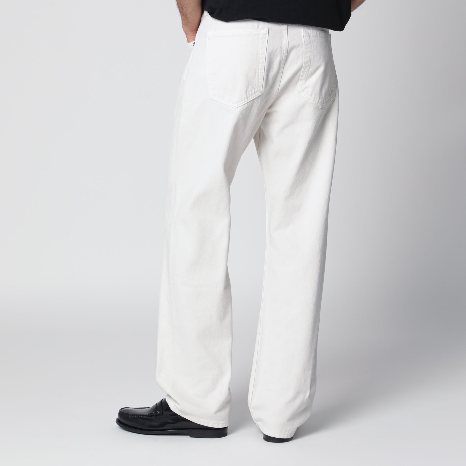 White trousers in regenerated denim
